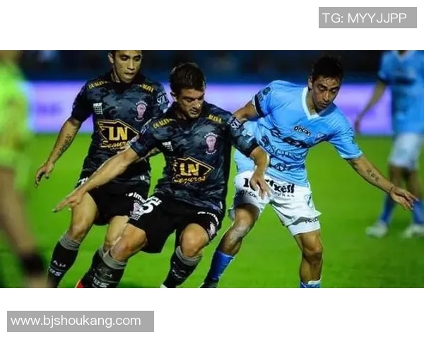 圣菲联合迎战拉普拉塔全力争胜展现球队实力与斗志